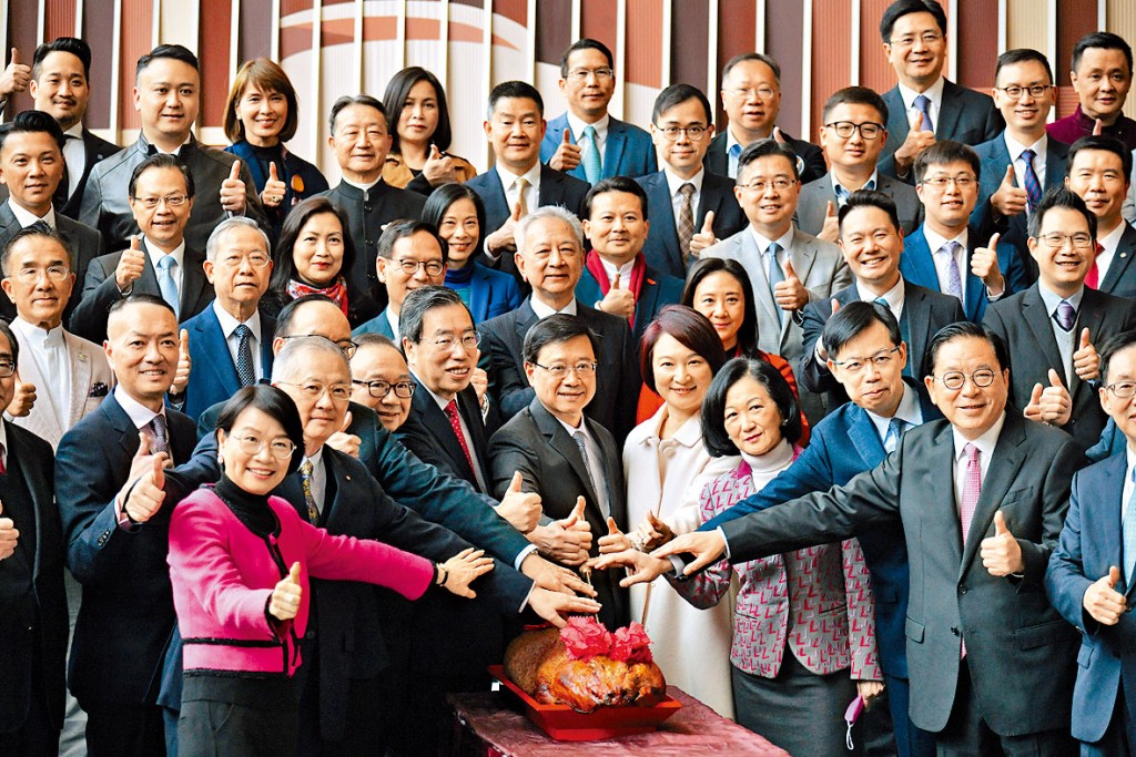 春茗前，李家超與議員一同切燒豬。