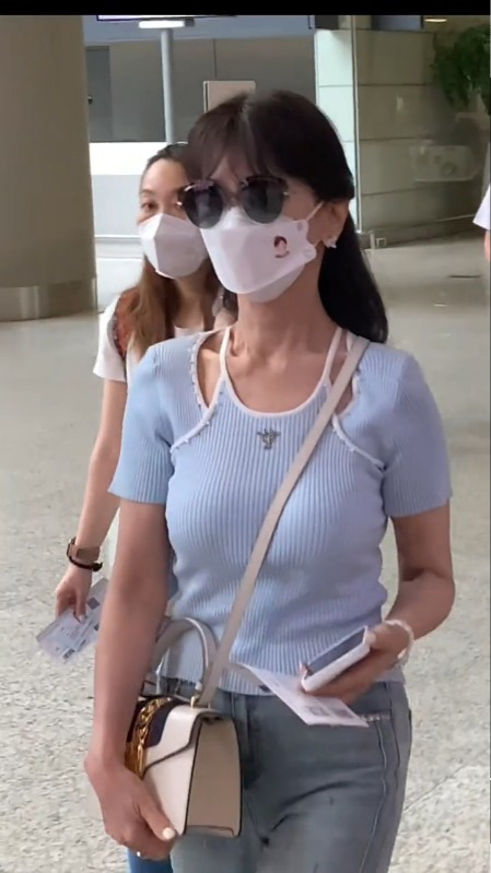 趙雅芝一身Casual打扮在機場被粉絲捕獲，滲出陣陣少女味，獲網民大讚瞬間減齡廿年！