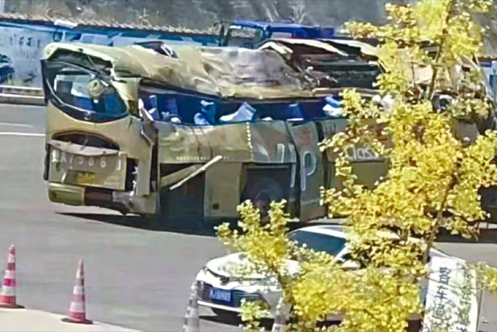 貴州車禍二十多人遇難，圖為巴士車體嚴重受損。