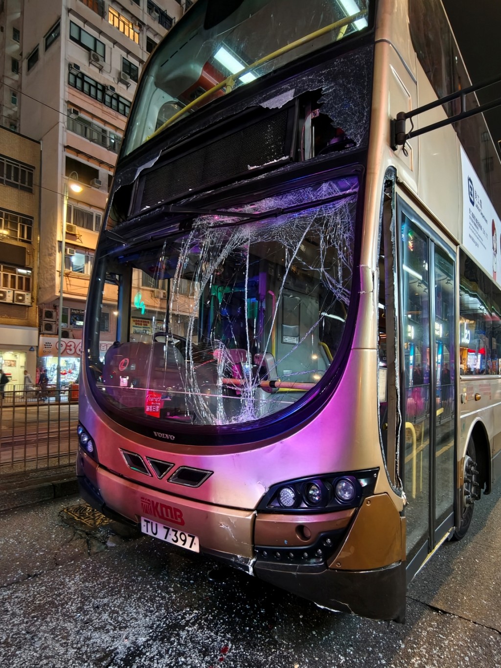 城巴意外溜後，九巴車窗捱撞損毀。
