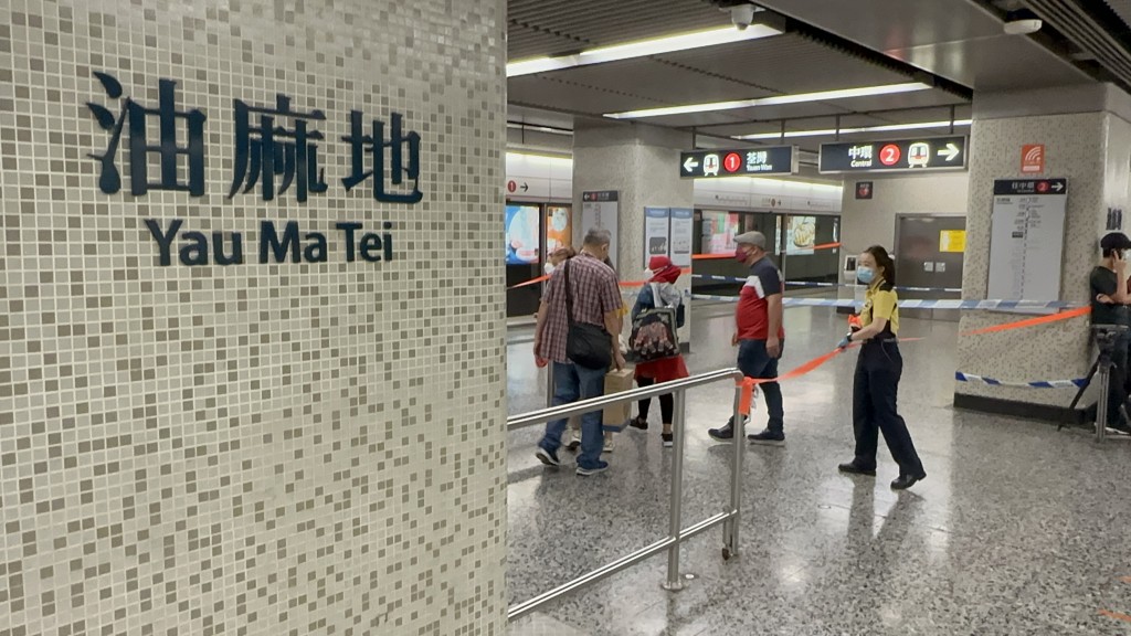 港铁职员在油麻地站1号月台及2号月台围起封锁线。(刘汉权摄)
