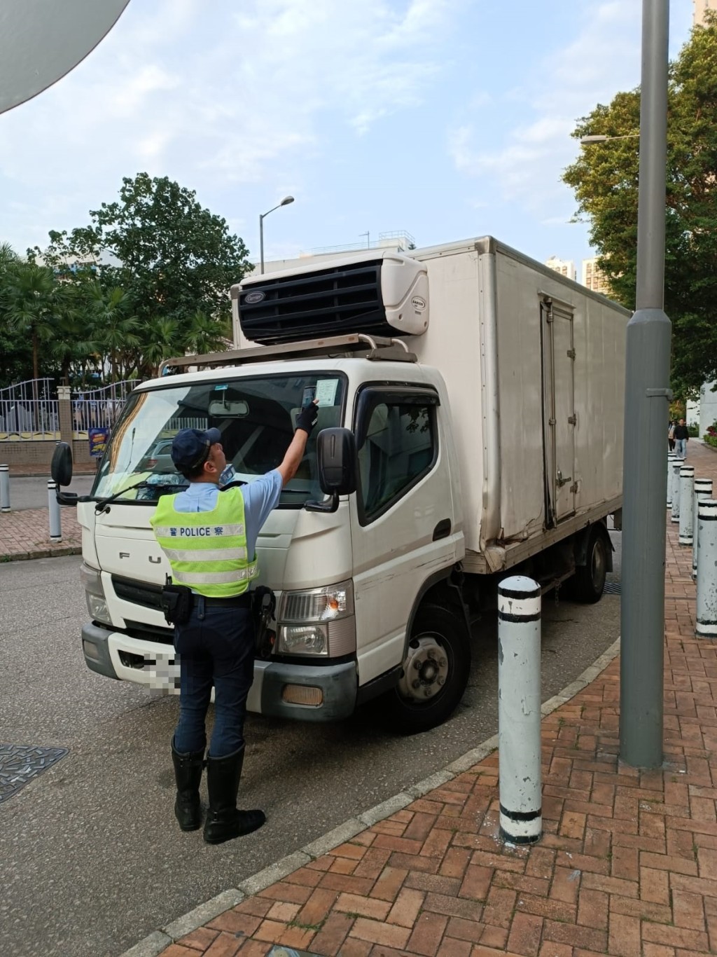 警員檢控違例車輛。