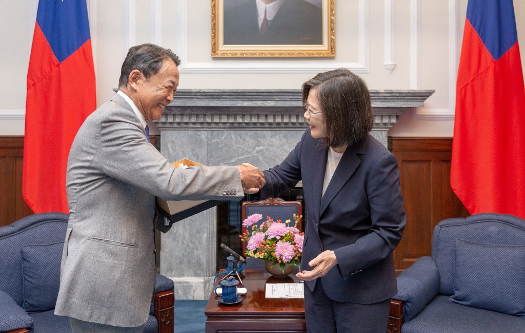 日本前首相、自民党副总裁麻生太郎访台，与蔡英文会面。路透社