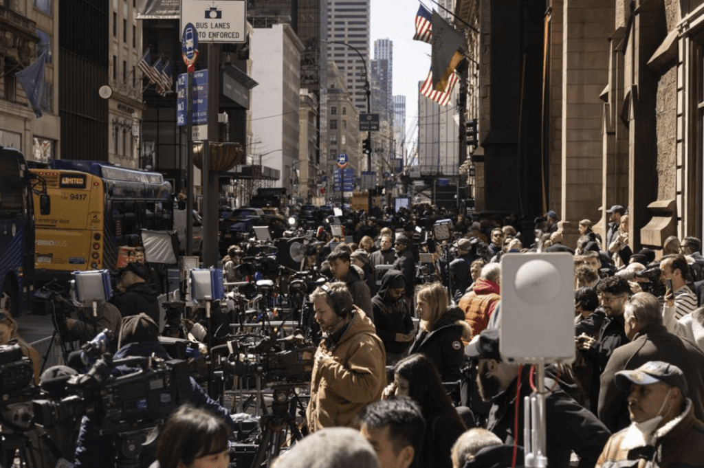 大批传媒聚集第五大道，准备拍摄采访特朗普入住特朗普大厦。美联社