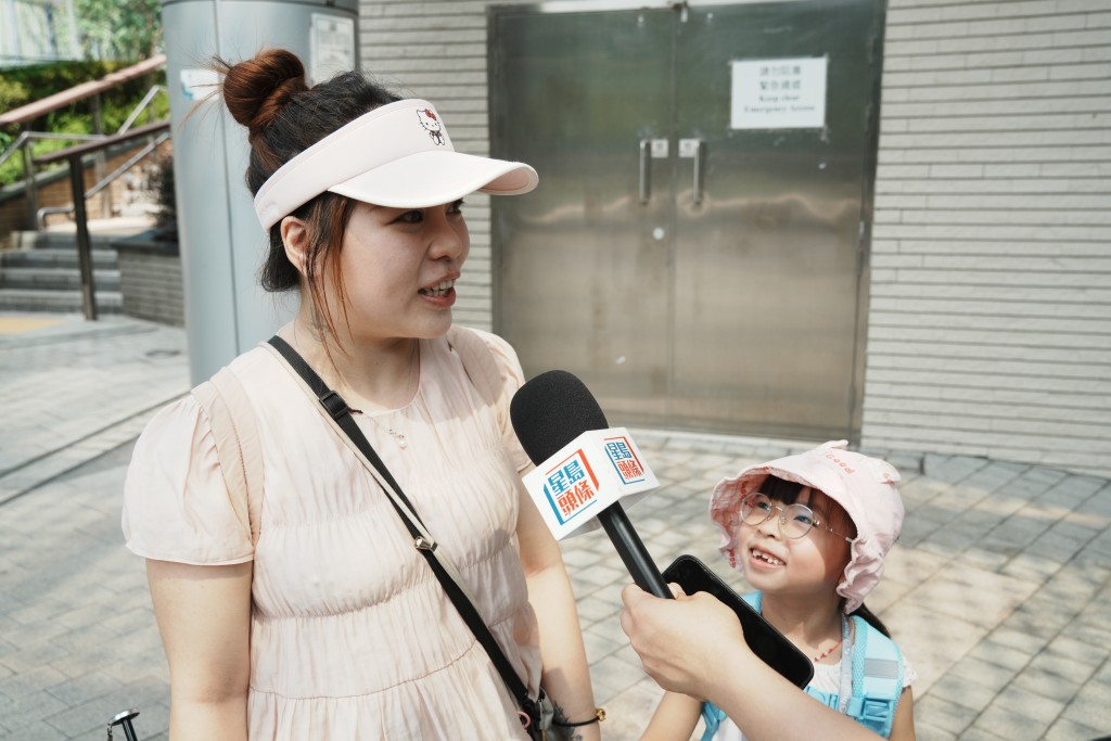 鄧女士趁暑假帶女兒來游泳,不希望她在家整天玩遊戲。 鄧女士趁暑假帶女兒來游泳,不希望她在家整天玩遊戲。
