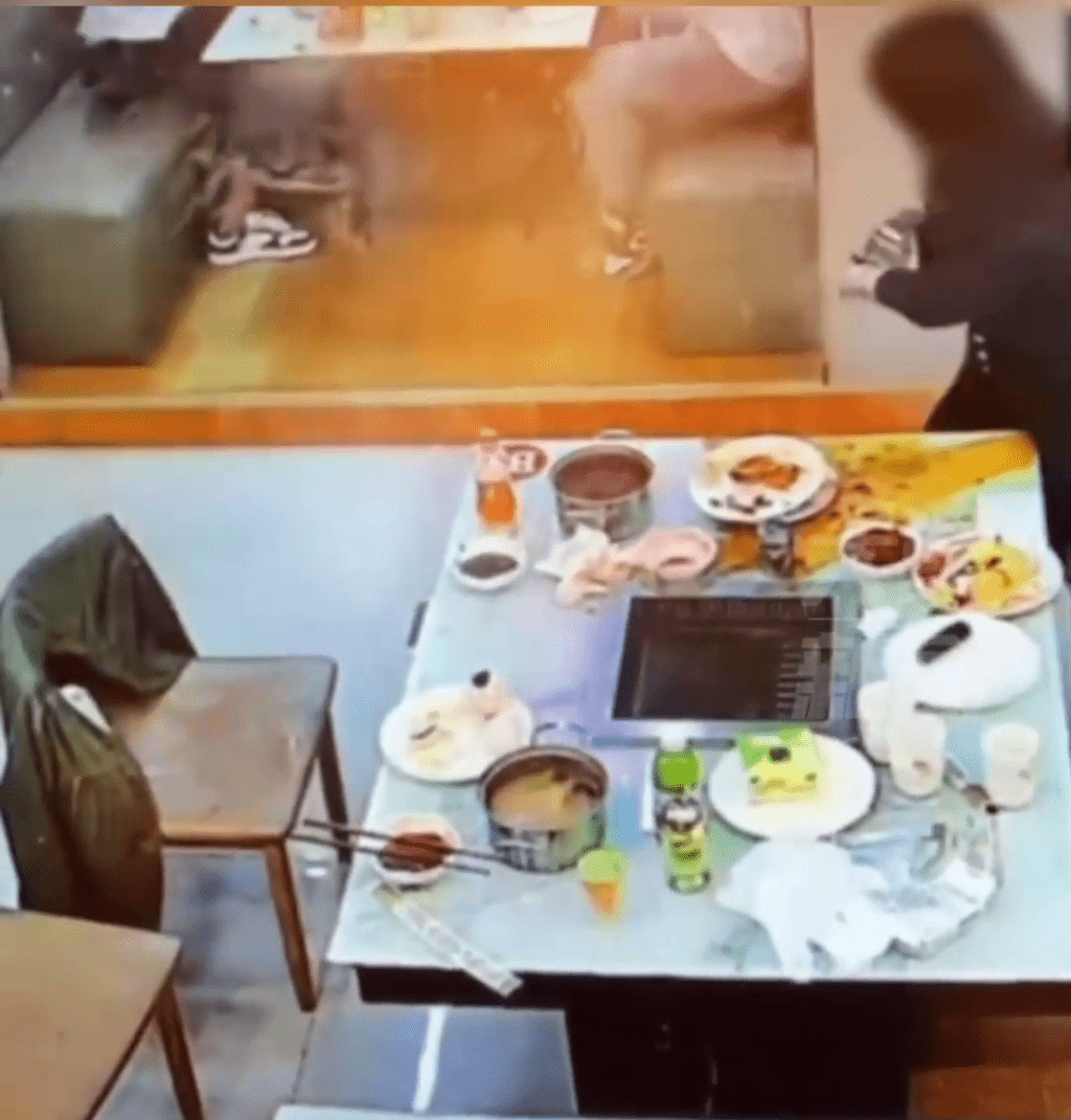 男子躲开了可是旁桌顾客却不幸遭殃。
