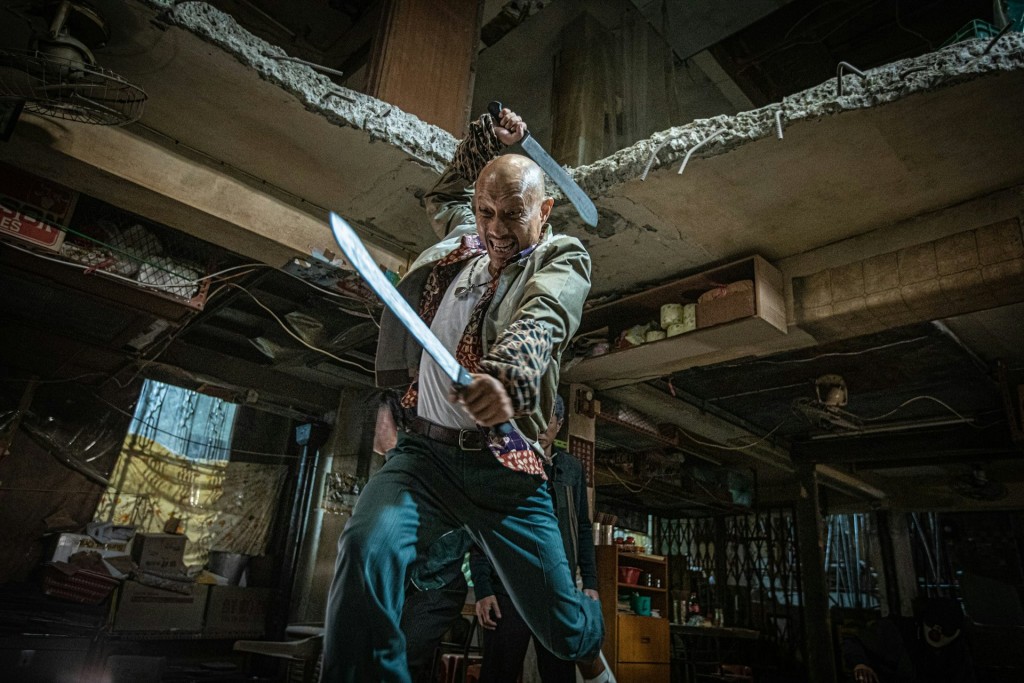 乔靖夫饰演的“阿七”以双刀杀敌，成为戏中亮点之一。