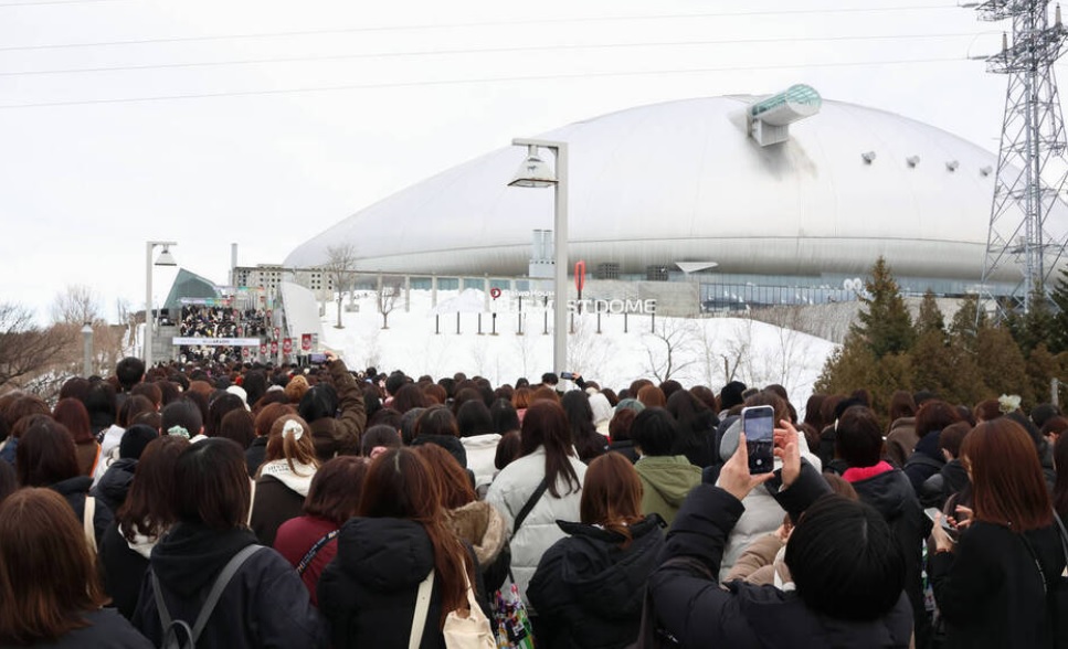 昨日開騷前，札幌巨蛋範圍內逼滿等候入場睇騷的粉絲。