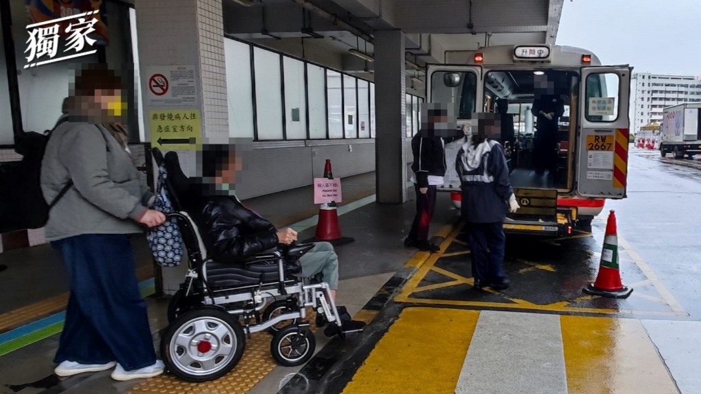 有非緊急救護車運送服務員透露,日前接載屬於緊密接觸者的病人後,主管及醫院拒絕安排他接受檢測。 梁國峰攝