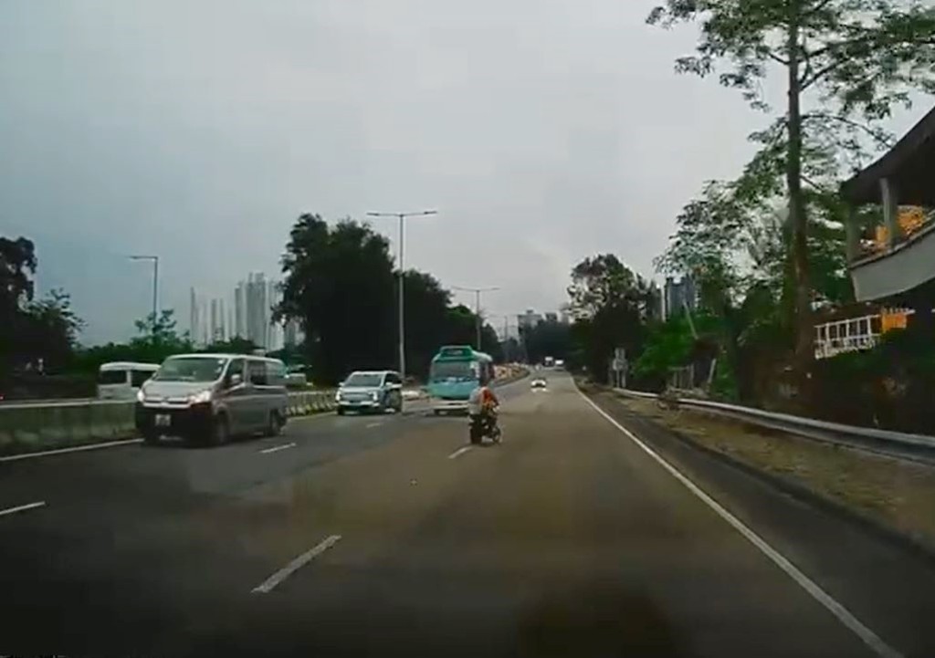 電動單車男子與小巴擦身而過，幾乎釀成意外。fb車cam L（香港群組）影片截圖