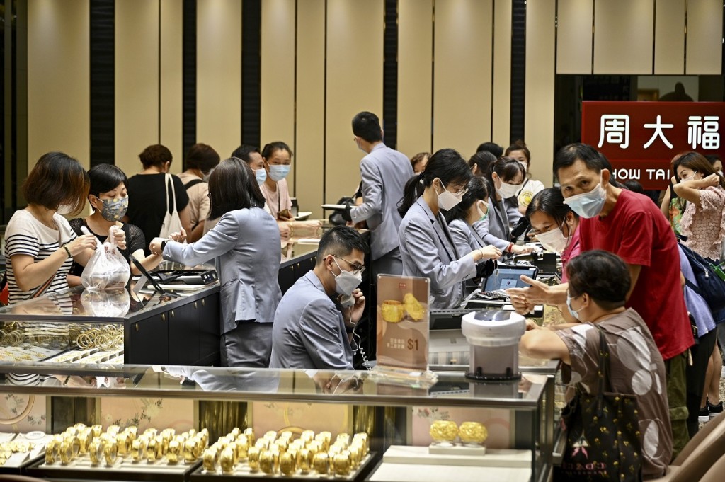 政府指受惠於本地疫情穩定、勞工市場情況改善和消費券計劃,私人消費開支續見可觀增長。資料圖片