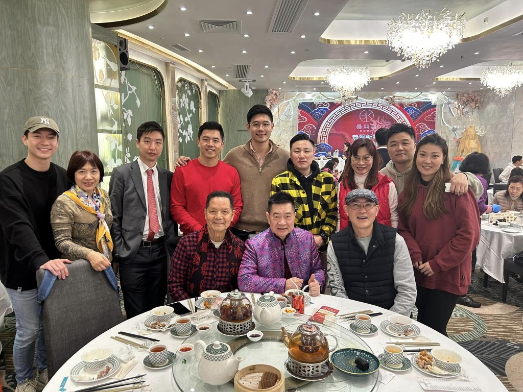 吴大强年初一率领长子吴伟诺、二子吴伟言及三子吴伟豪出席圈中新年团拜。