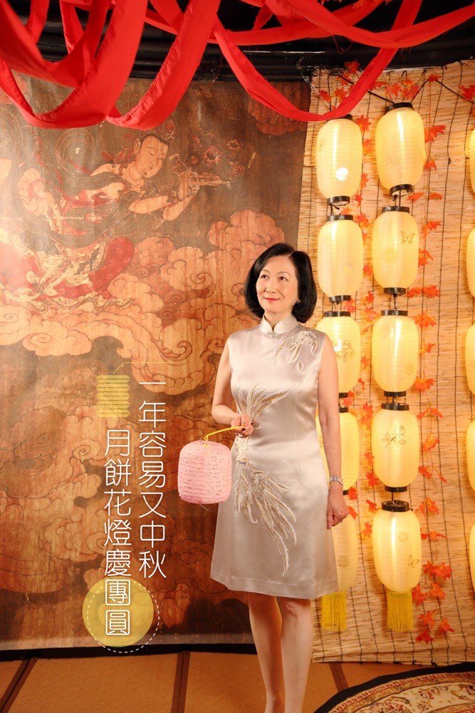 照片中可見葉太身穿絲質旗袍、手持粉色燈籠。（葉劉淑儀FB圖片）