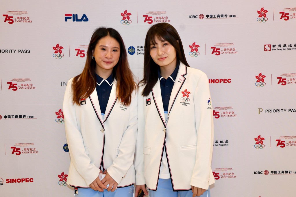 香港女花代表鄭曉為及首次參賽的師妹梁雅蕾一齊在授旗禮留倩影，曉為在上月世錦賽曾出現輕微腦震蕩，幸好已完全復元，可以最佳狀態出戰亞運會的個人賽及團體賽，而雅蕾將參加團體賽，冀能貢獻一分力，力爭團體賽獎牌。徐嘉華攝
