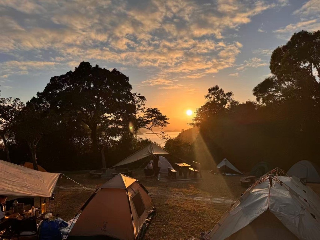 且正衍生出一個蓬勃發展的「港漂經濟」生態，活動由周末行山、手工坊、桌遊劇本殺，以至到KTV、喝酒等層出不窮。