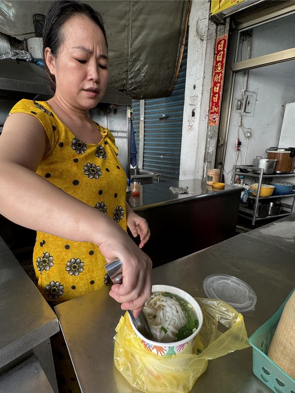 越南河粉業者表示，這幾天客人上門都會問「河粉安不安全？」但生意沒有受到太大影響。 中時
