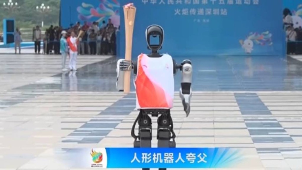 人形機器人「夸父」深圳亮相 手握1.6公斤火炬