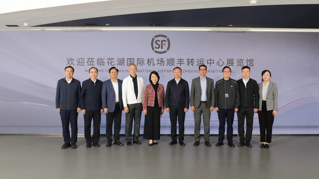 香港機場行政總裁張李佳蕙一行於4月2日，到訪鄂州花湖國際機場，雙方圍繞航空物流、臨空經濟以及口岸管理等方面進行了深入的交流。