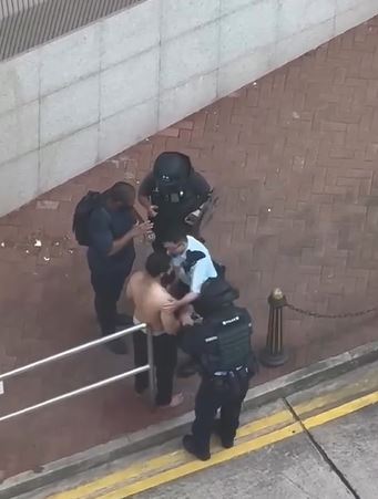 當中至少有兩名穿重裝備的警員看守。網片截圖