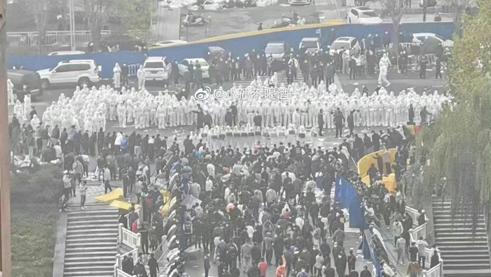 網傳鄭州富士康員工爆發示威，演變成大規模衝突。