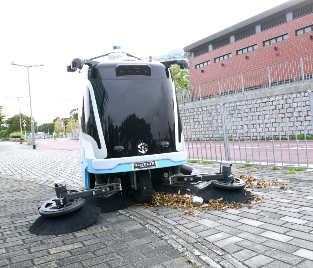 自動清掃機械人具備自動導航和避障能力，能在行人道及海濱區域自動清掃。資料圖片