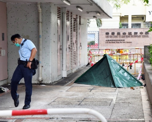 警方以帳篷遮蓋死者遺體。