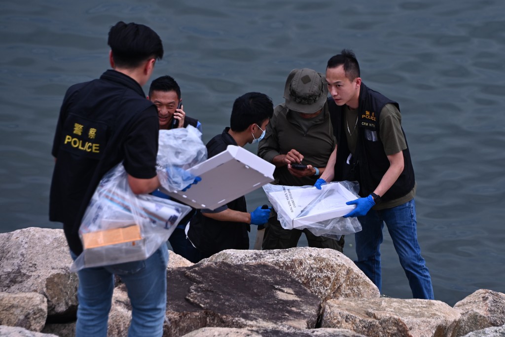 警方在海邊尋獲兩把利刀。梁國峰攝 警方在海邊尋獲兩把利刀。梁國峰攝