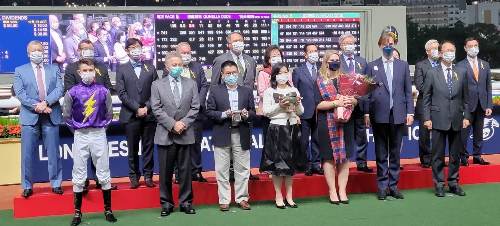 「小刺蛋」馬主廖舜康(前左三)當然希望馬兒可更進一步。 「小刺蛋」馬主廖舜康(前左三)當然希望馬兒可更進一步。