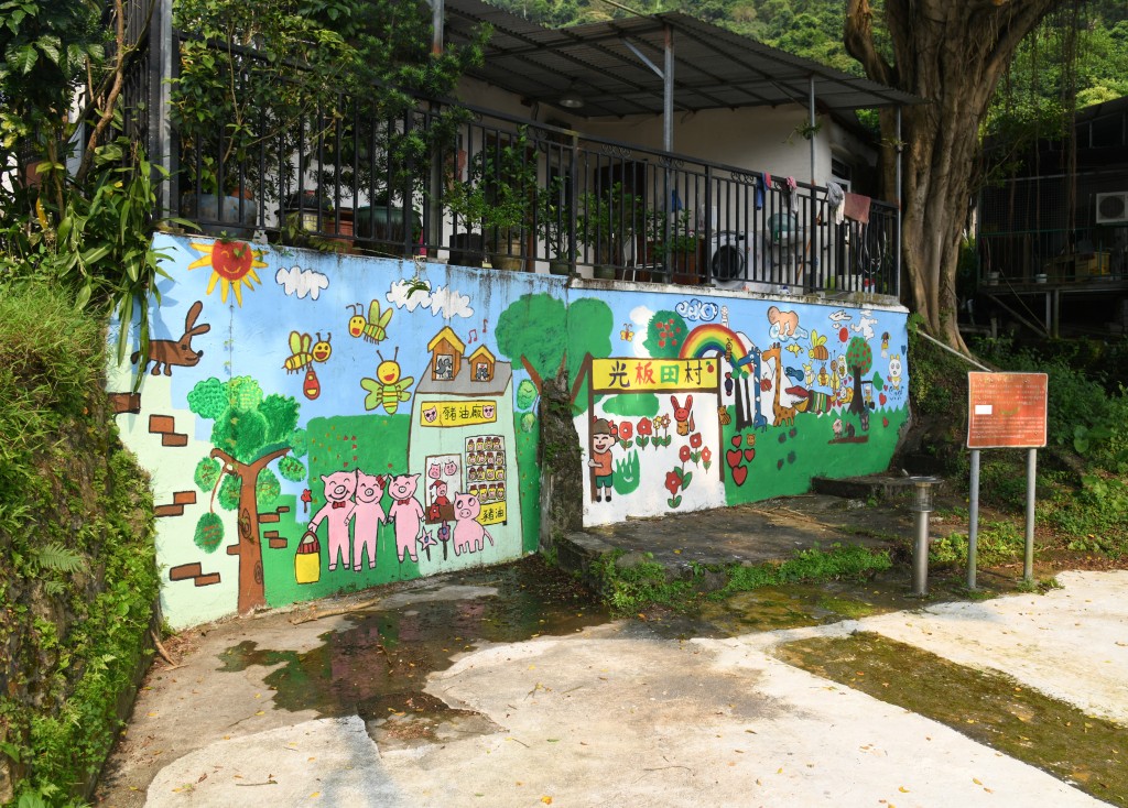 繪上壁畫的彩色小屋。