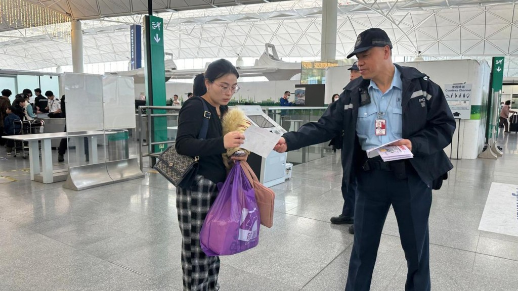 警方聯同入境處今日起於機場離港層向出發往柬埔寨、泰國等東南亞國家旅客派防騙傳單，提醒市民提高警惕。香港警方fb圖片