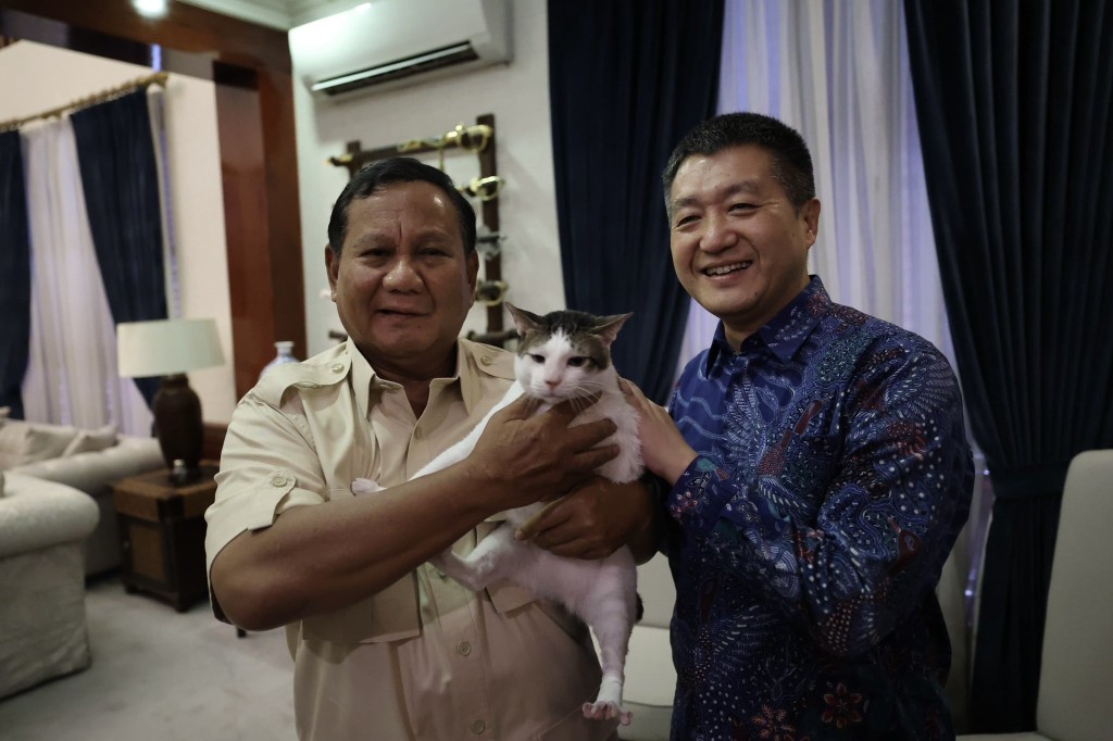 中国驻印尼大使陆慷到普拉博沃家中祝贺对方。FB