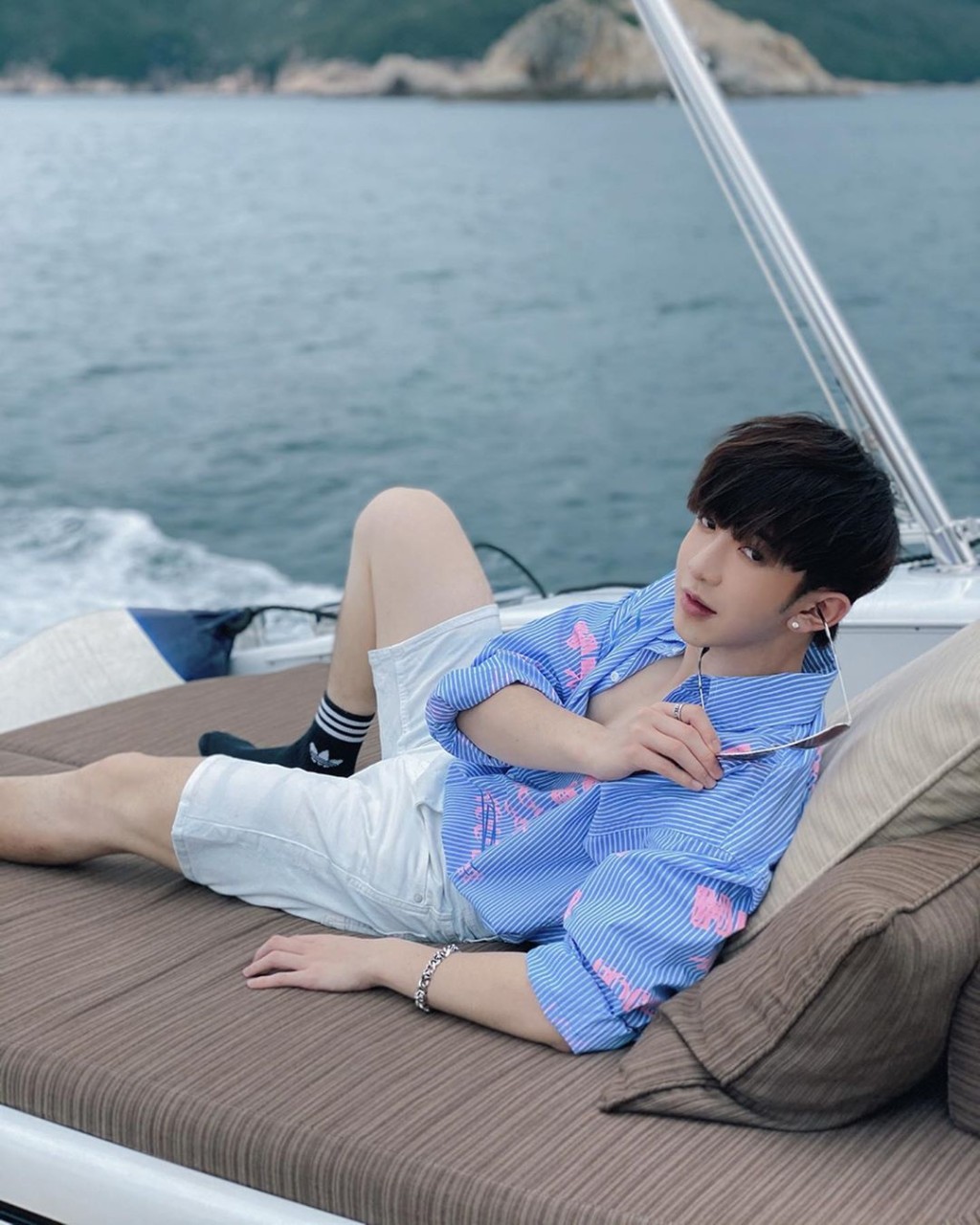 Anson Lo於社交網晒出海照。