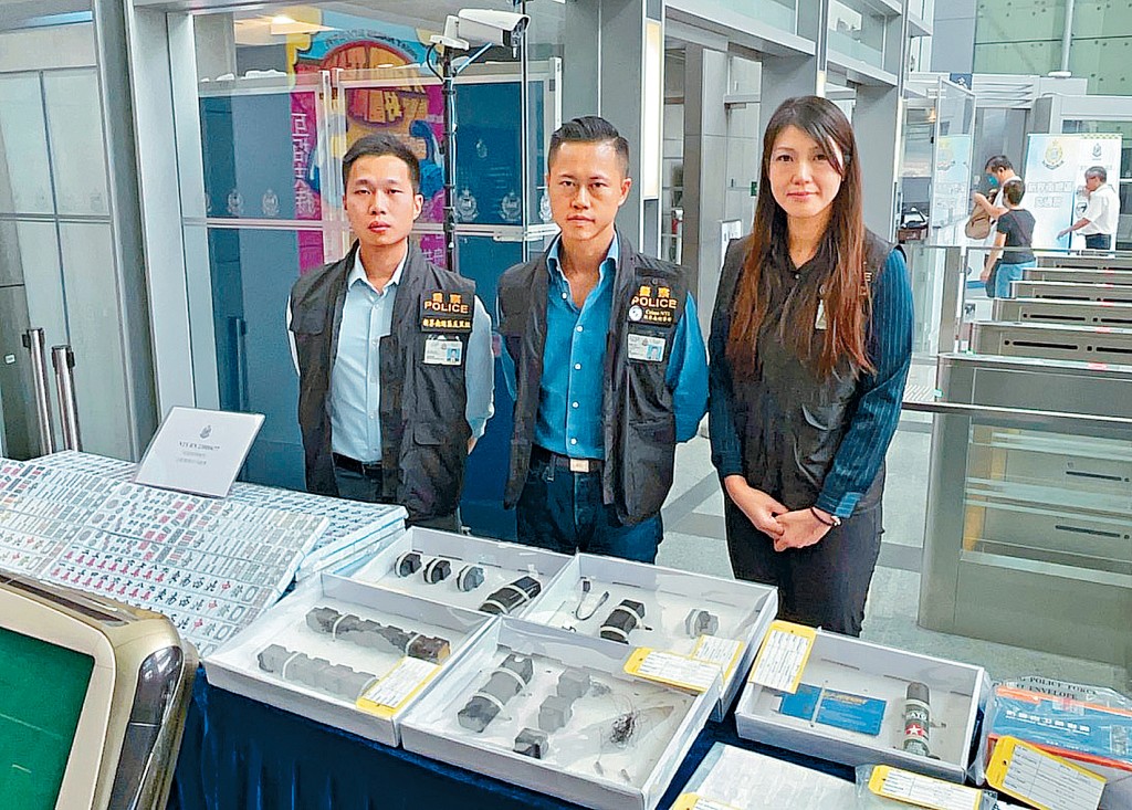 新界南總區刑事部署理警司庾博瀚(中)、三合會行動組署理總督察吳子浩(左)及重案組高級督察王婉貞(右)講述案情及展示證物。