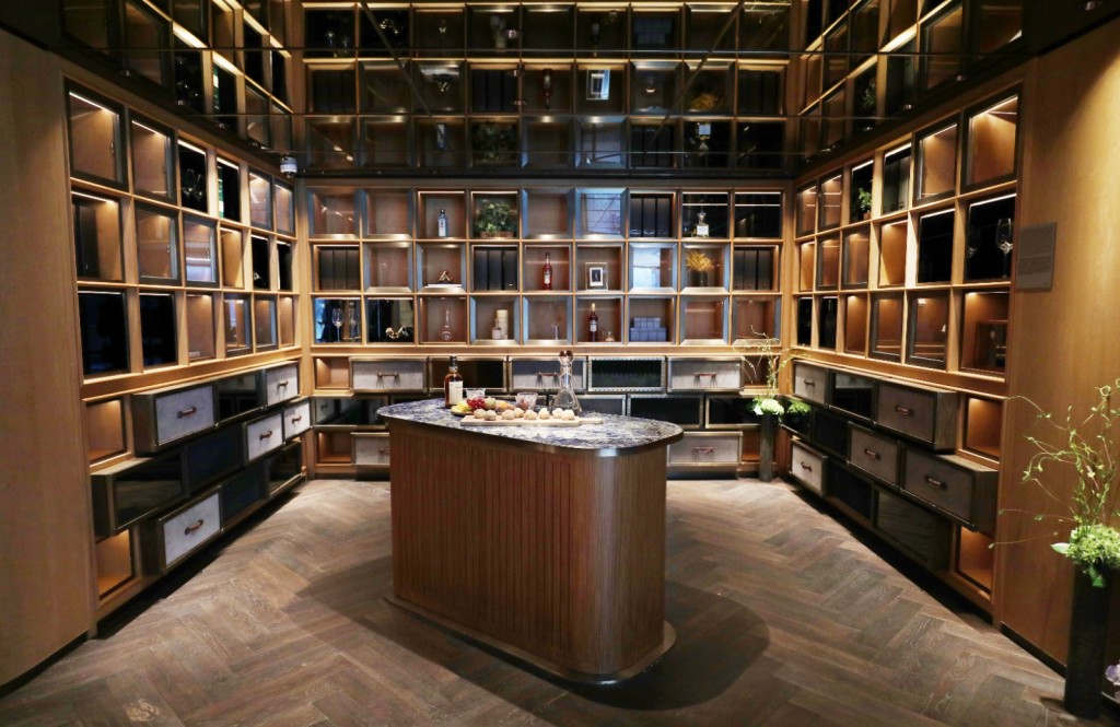 Club KOKO內設有宴會廳「Director's Villa」,設計靈感來自北意大利Wine & Dine主題,配合橡木裝潢和酒櫃,營造酒莊紛圍,方便住戶大宴親朋。 Club KOKO內設有宴會廳「Director's Villa」,設計靈感來自北意大利Wine & Dine主題,配合橡木裝潢和酒櫃,營造酒莊紛圍,方便住戶大宴親朋。