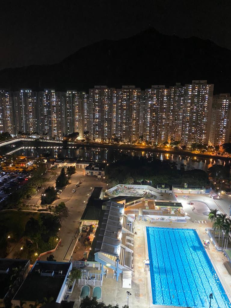 露台可望內園泳池、河景，及附近一帶市景。