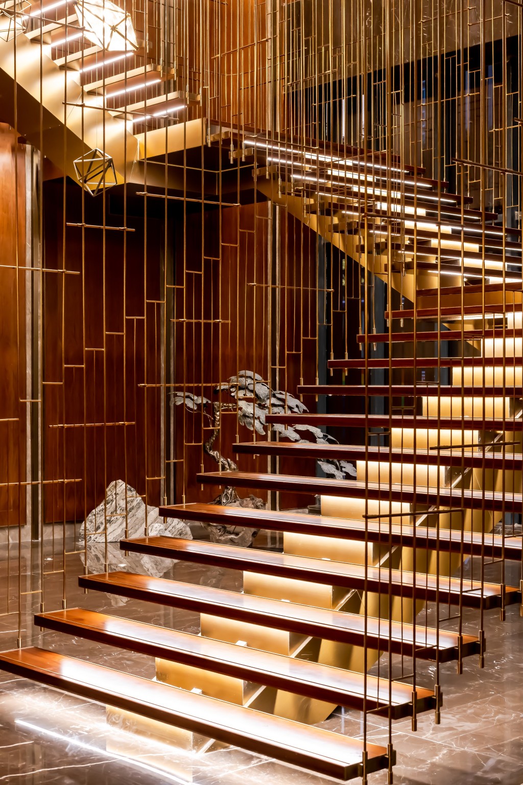 酒店網紅旋轉樓梯，與之互動拍照，為這次旅行留下美麗的印記。