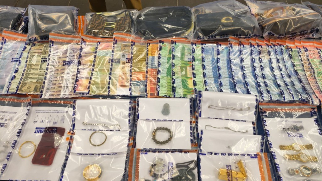 警方起回部份贓物,包括金飾、首飾、手錶及手袋,總值超過60萬元。黃文威攝 警方起回部份贓物,包括金飾、首飾、手錶及手袋,總值超過60萬元。黃文威攝
