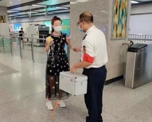 西安地铁日前发文，指工作人员主动为一名女乘客递送胶布。网图