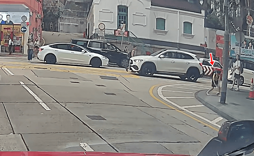 男童穿回甩脫的鞋子。fb：車cam L（香港群組）
