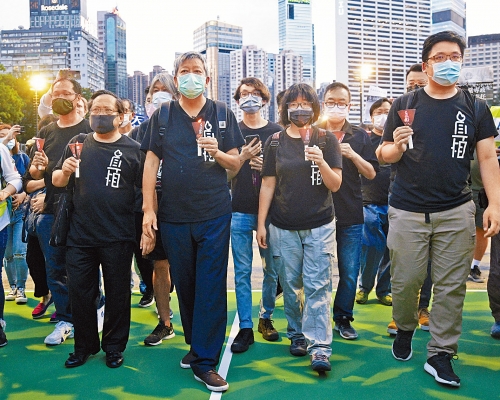 支聯會重心人物何俊仁(前左)、李卓人(前中)及鄒幸彤昨被控顛覆國家罪。