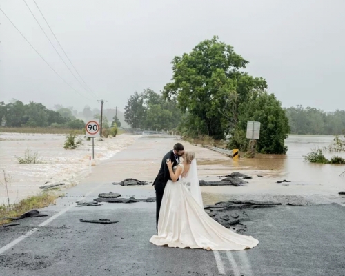 澳洲新人結婚被困洪水，意外拍下史詩式結婚照。Twitter圖片