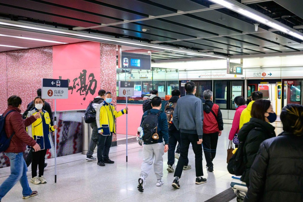 港鐵加派超過150位職員，在紅磡站及屯馬綫沿綫車站協助乘客。