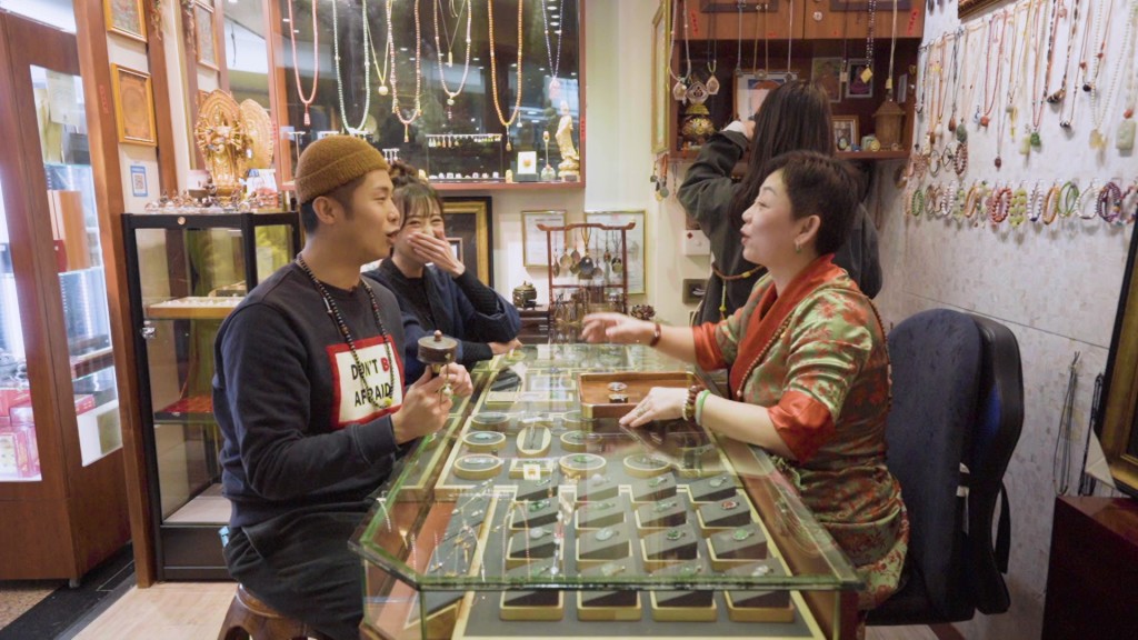 奶仔同Sharlene訪問專賣西藏玉器的Tashi。