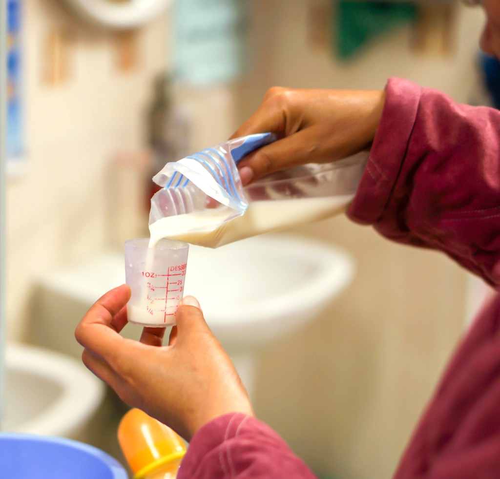 配方奶粉可能令幼兒攝取過多熱量， 因而致肥。（資料圖片）