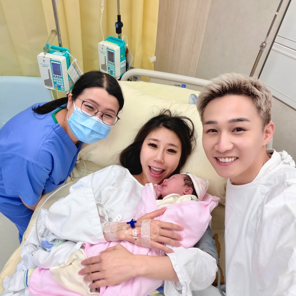 容天佑公開全新全家福。 容天佑公開全新全家福。