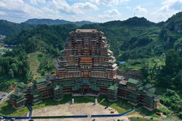 貴州獨山縣舉債興建的「天下第一水司樓」，一度淪為爛尾樓。微博