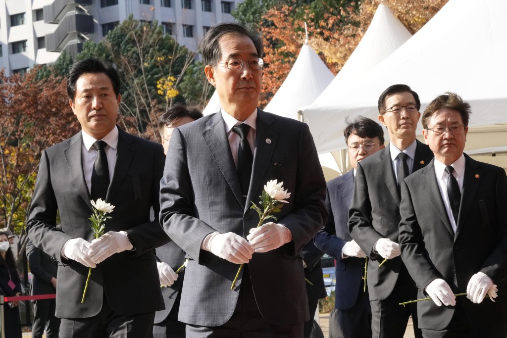 南韓總理韓德洙（前中）出席梨泰院人踩人事故聯合祭祀。AP