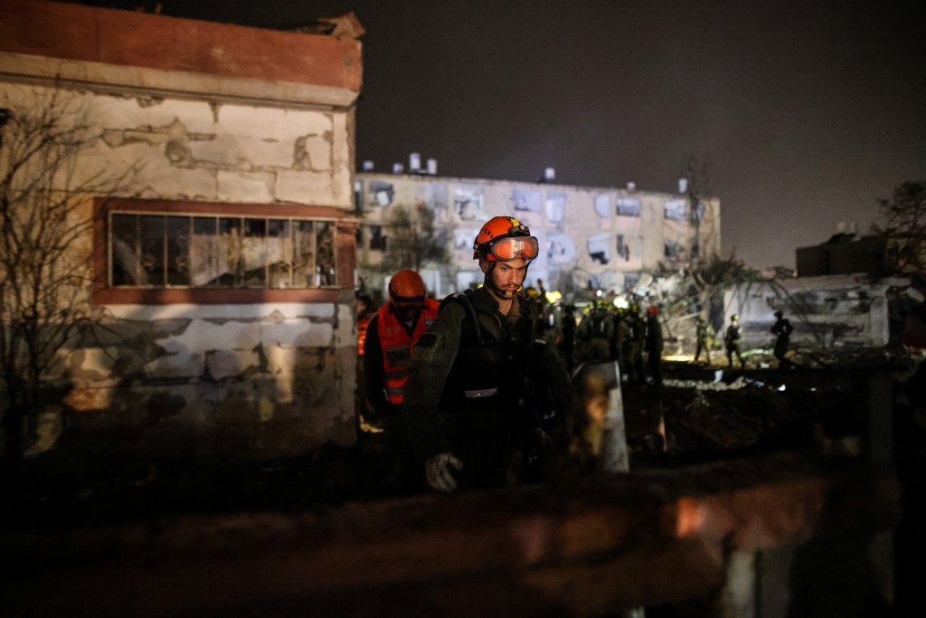 救援人員正在現場處理大量傷者。路透社