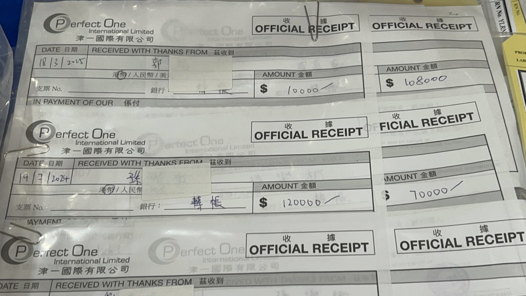 警方在辦公室內檢獲大量證物。楊偉亨攝 警方在辦公室內檢獲大量證物。楊偉亨攝