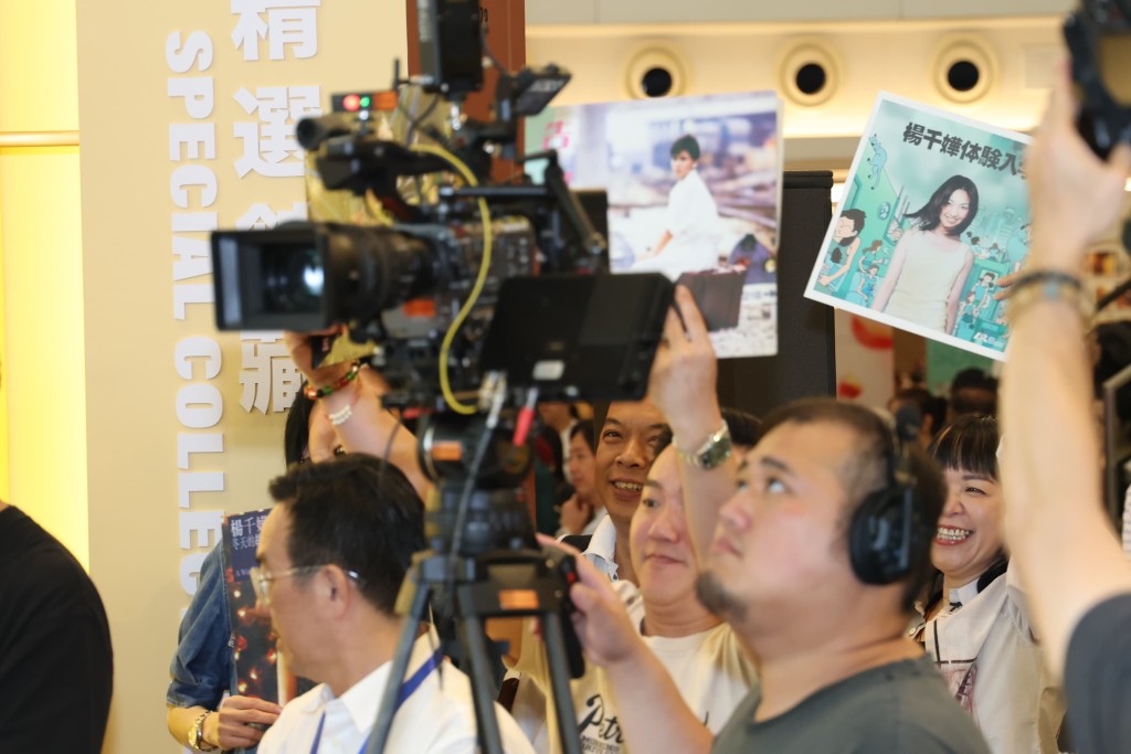 有Fans帶埋考古專輯支持偶像。 有Fans帶埋考古專輯支持偶像。